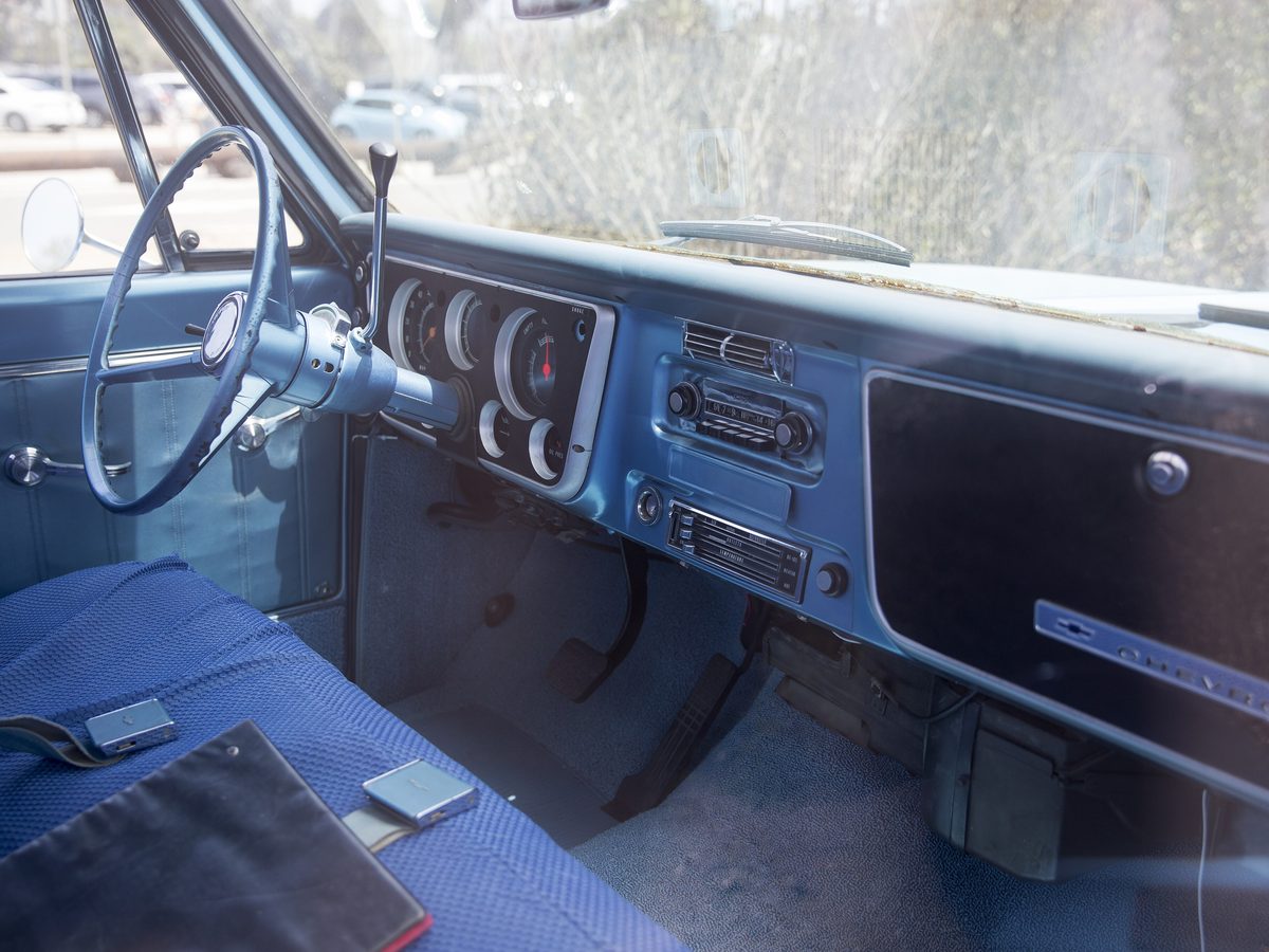 Dash, door panel and bench seat in a 1967 Chevrolet C10 cab. Photo: Mr.choppers, CC BY-SA 3.0, via Wikimedia Commons