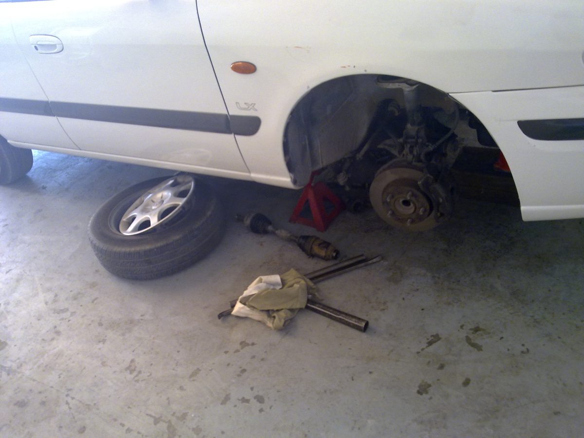 Front disc brake exposed with the wheel off and the car on a jack. Photo: Irvin calicut, CC BY-SA 3.0, via Wikimedia Commons